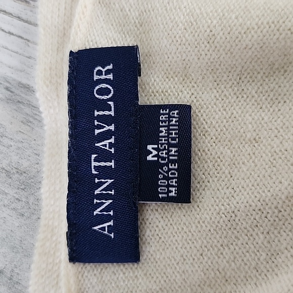 Ann Taylor 100% cashmere cream vneck sweater with bow Size Medium FLAWS - Picture 11 of 11